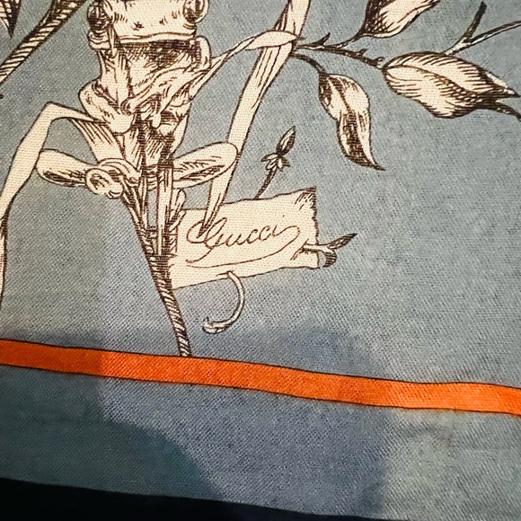Beautiful Gucci Scarf - Picture 3 of 6